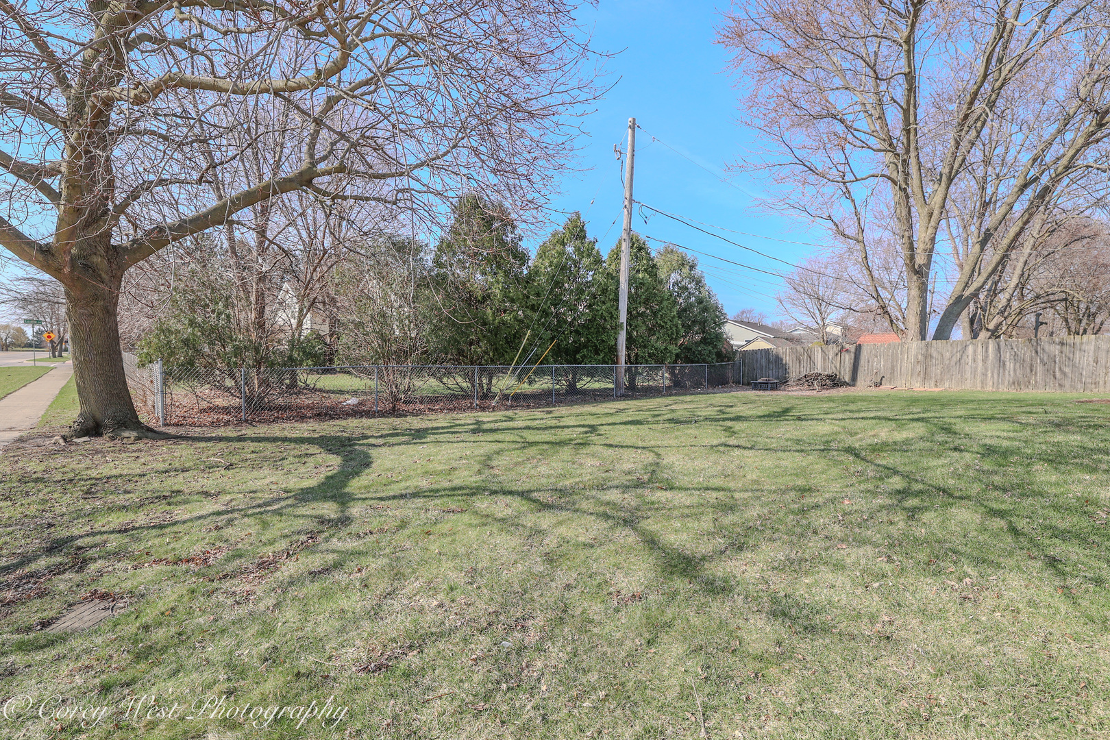 1811 South 7th Street DeKalb, IL 60115 - Photo 35 of 36 a backyard of apartments with large trees