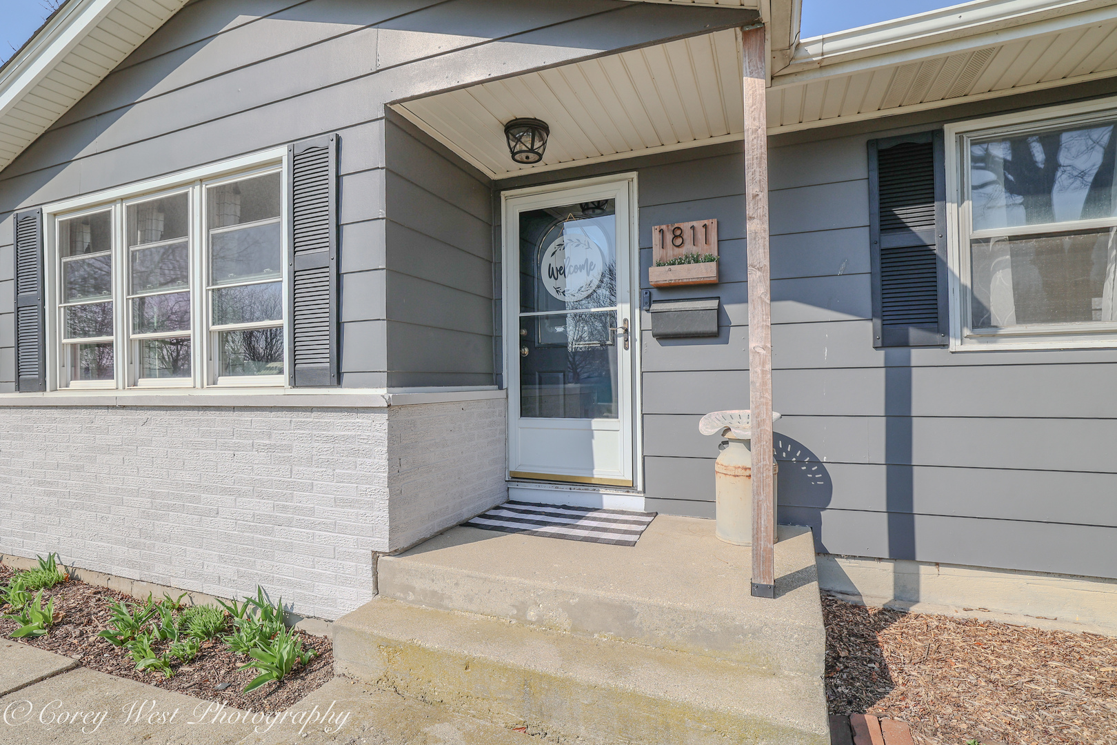 1811 South 7th Street DeKalb, IL 60115 - Photo 4 of 36 a front view of a house