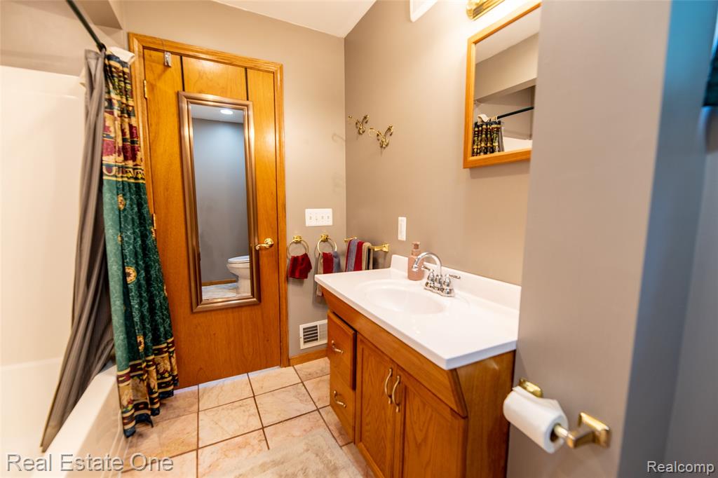 3180 Eastwood Drive Rochester, MI 48309 - Photo 16 of 45