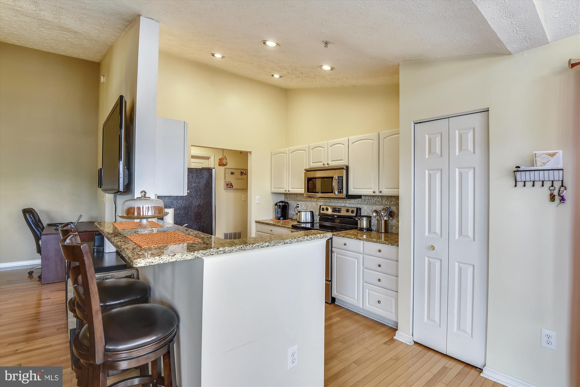 685 Winding Stream Way, Unit 302 Odenton, MD 21113 - Photo 7 of 38 Kitchen with large pantry
