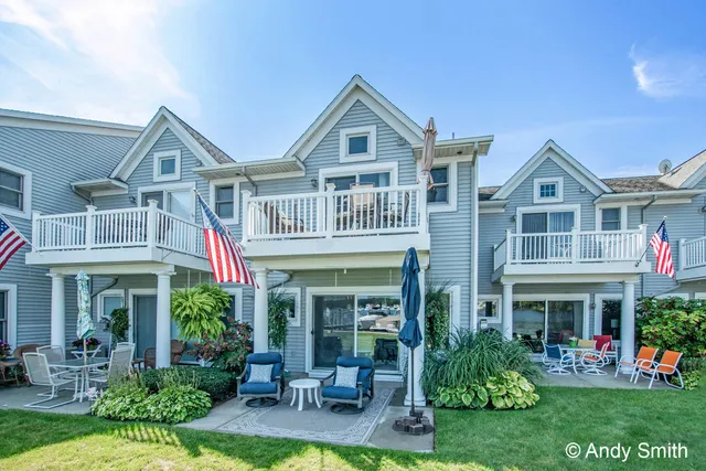 $629,900 | 965 West Savidge Street, Spring Lake, MI 49456