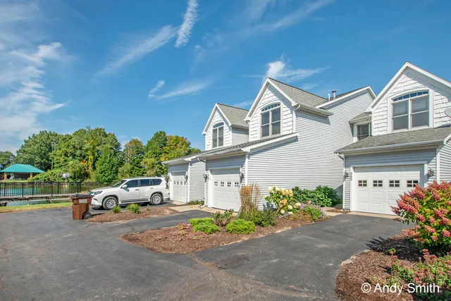 $629,900 | 965 West Savidge Street, Spring Lake, MI 49456