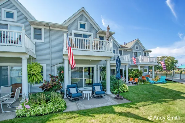 $629,900 | 965 West Savidge Street, Spring Lake, MI 49456