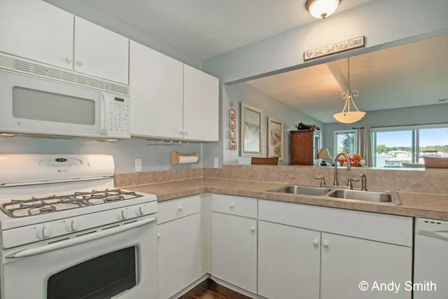 $629,900 | 965 West Savidge Street, Spring Lake, MI 49456