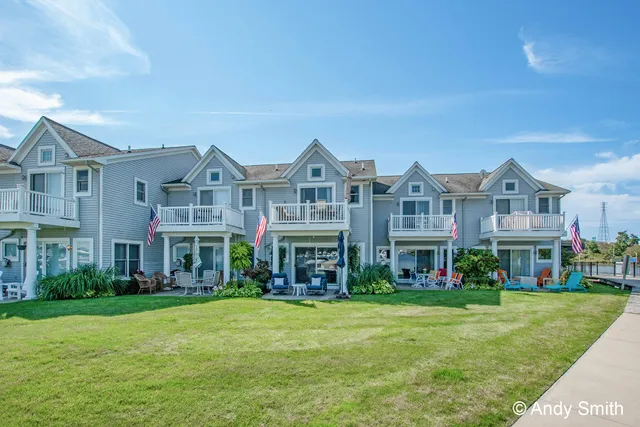 $629,900 | 965 West Savidge Street, Spring Lake, MI 49456