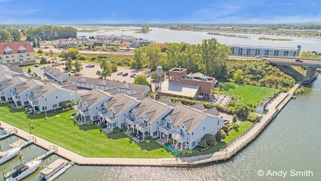 $629,900 | 965 West Savidge Street, Spring Lake, MI 49456