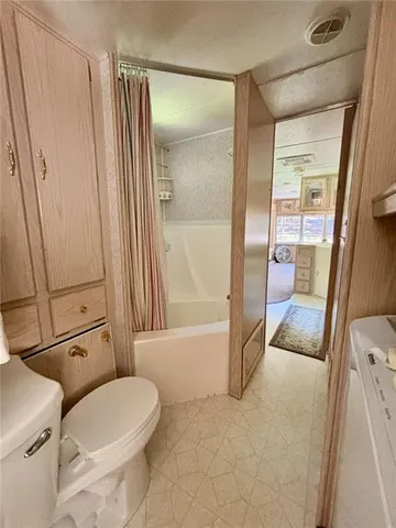 a view of backyard of the house