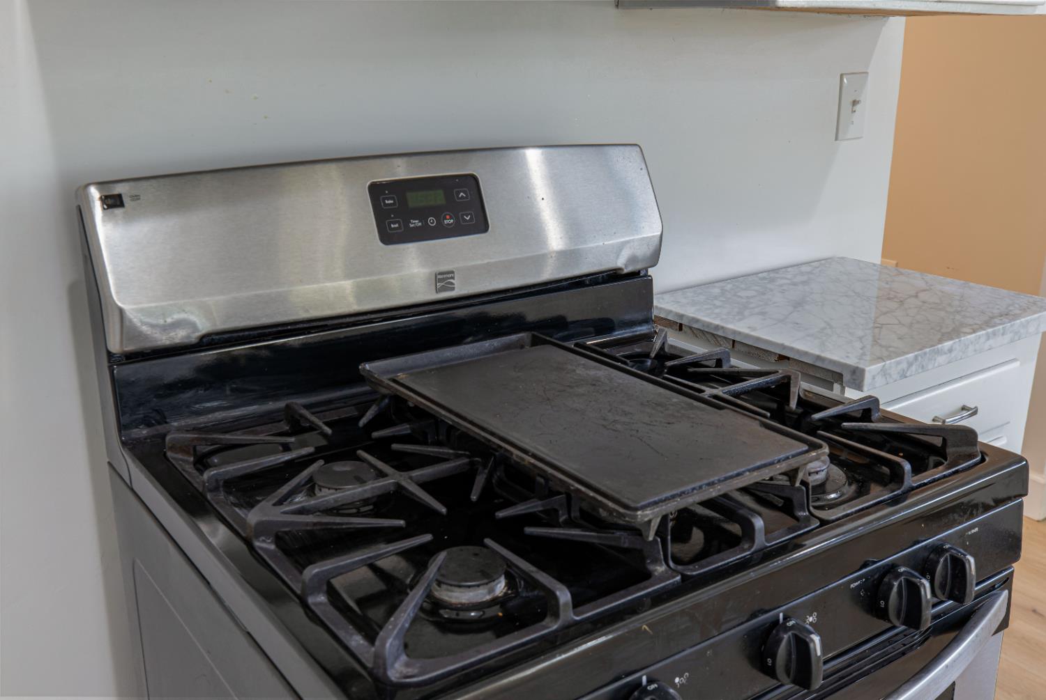 12484 South Union Road Manteca, CA 95336 - Photo 20 of 38 a close view of a stove