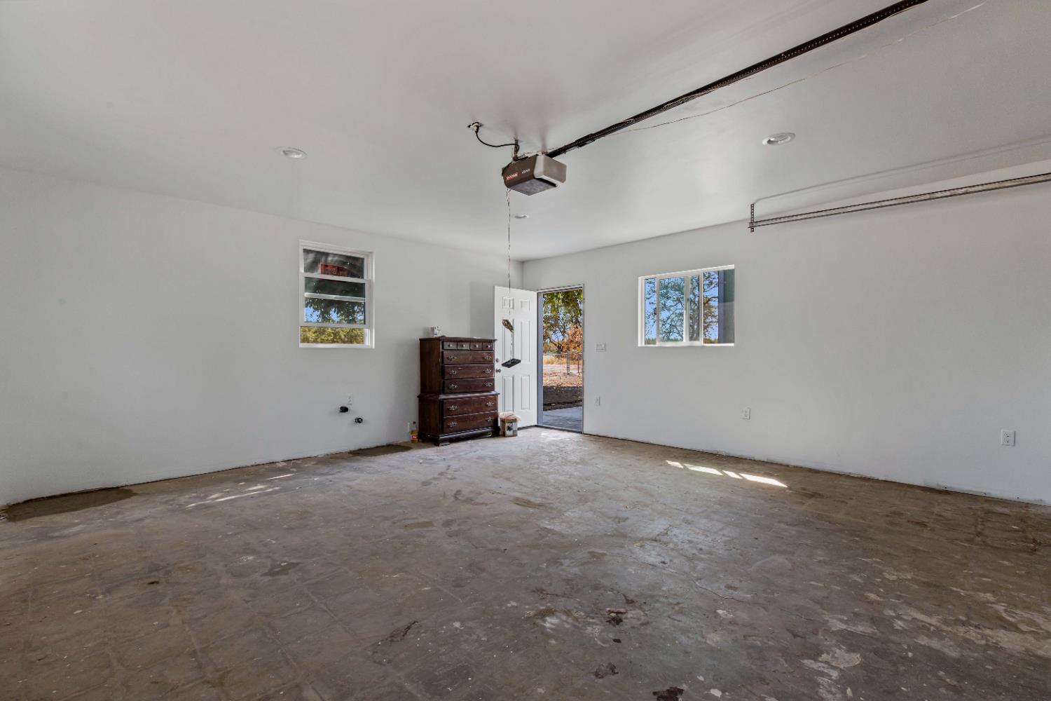 12484 South Union Road Manteca, CA 95336 - Photo 29 of 38 an empty room with windows