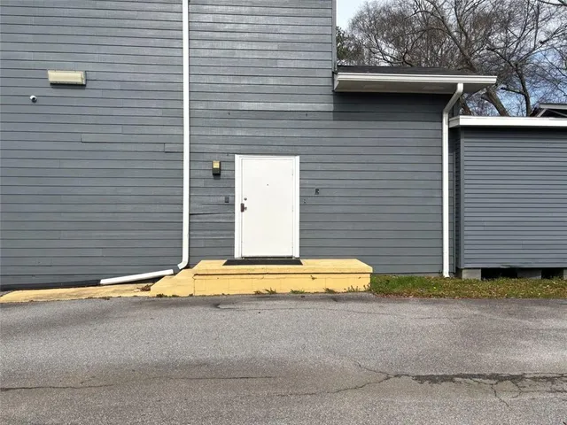 a view of a house with backyard and trees