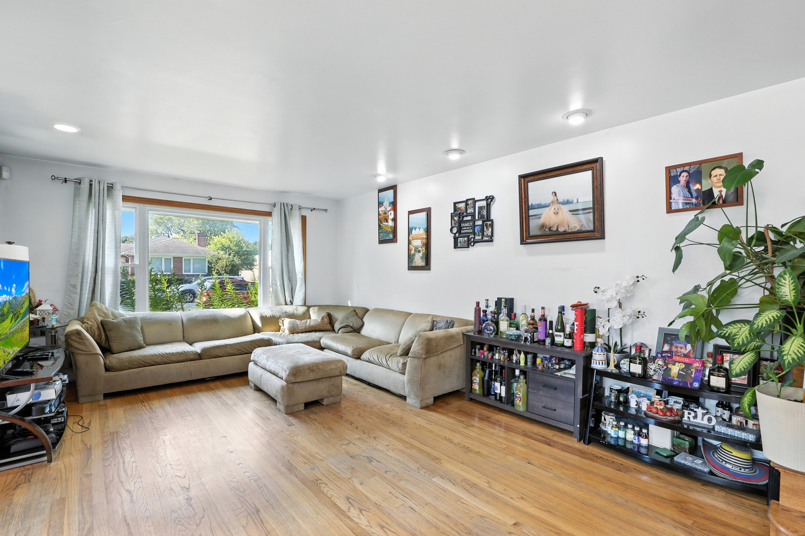 3814 Sherwin Avenue Lincolnwood, IL 60712 - Photo 5 of 21 a living room with furniture and a wooden floor