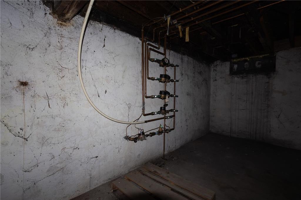 832 Broadway Avenue McKees Rocks, PA 15136 - Photo 37 of 48 a close view of a bathroom