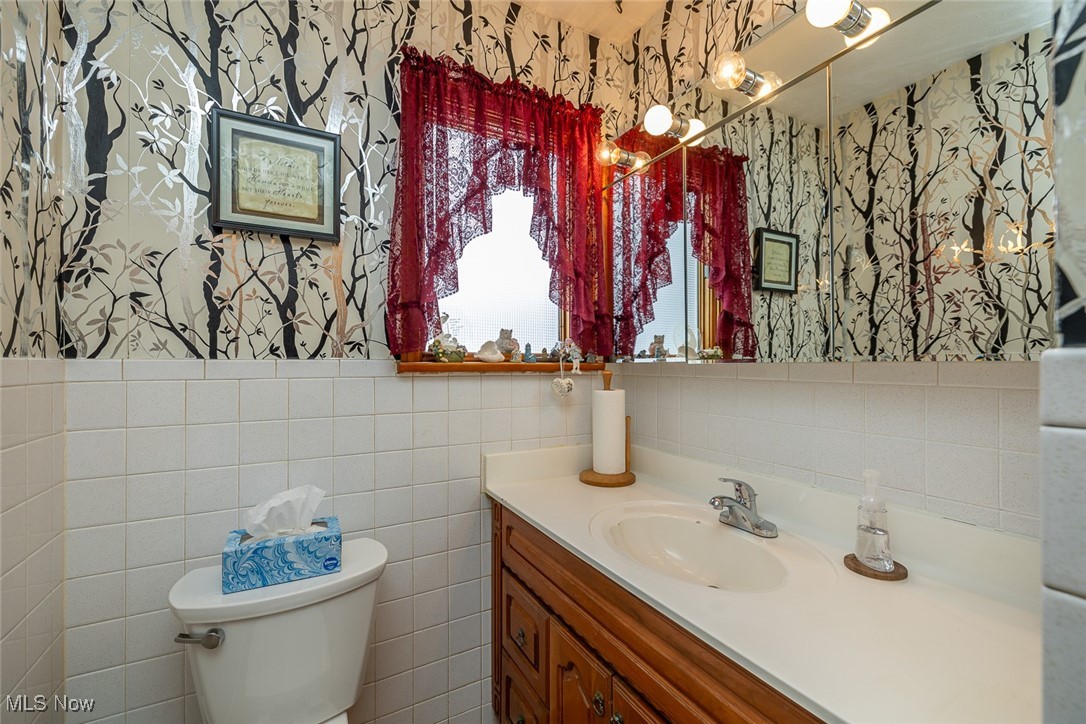 750 Sagamore Road Northfield, OH 44067 - Photo 8 of 37 1st floor powder room