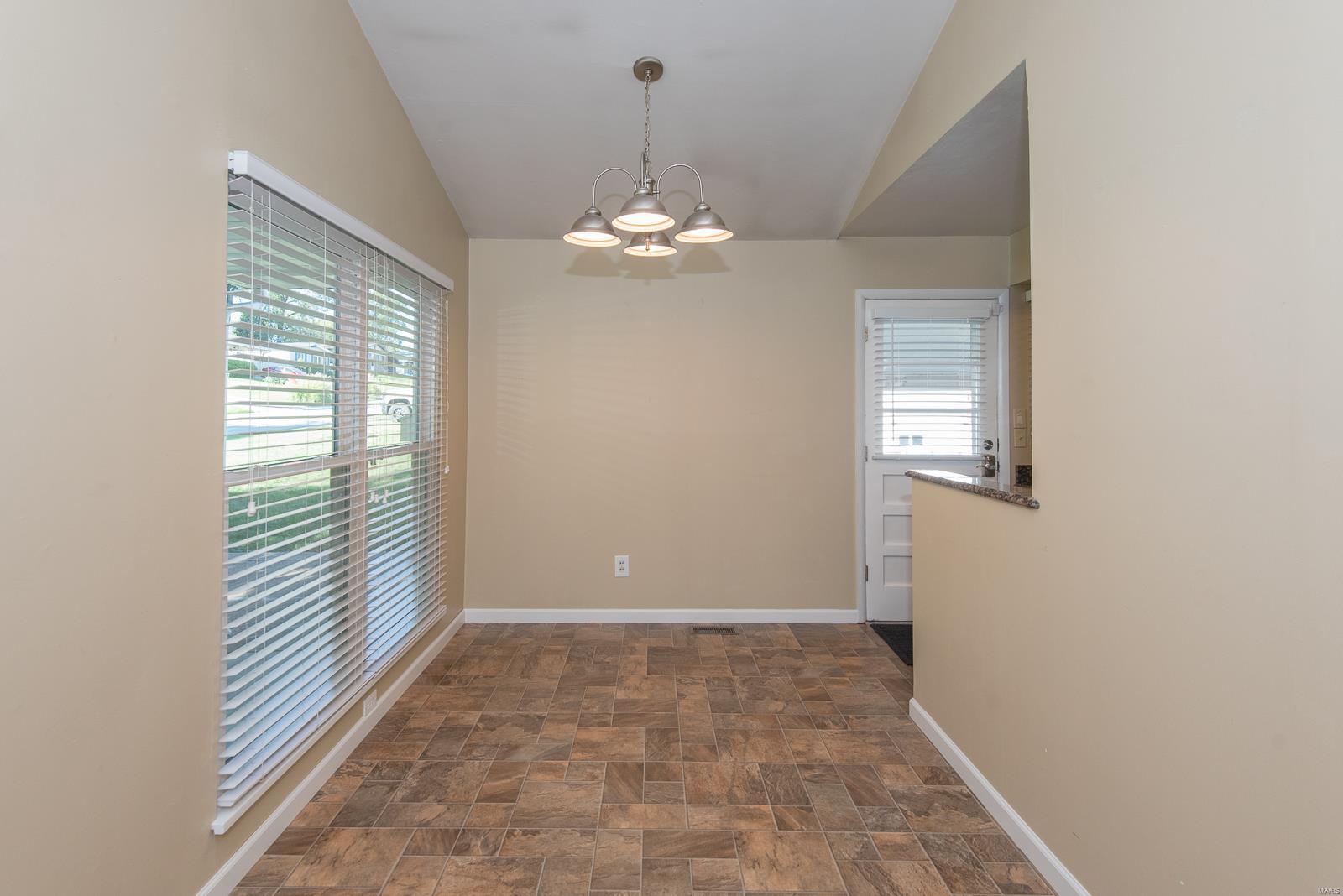 433 Ballwin Avenue Ballwin, MO 63021 - Photo 12 of 38