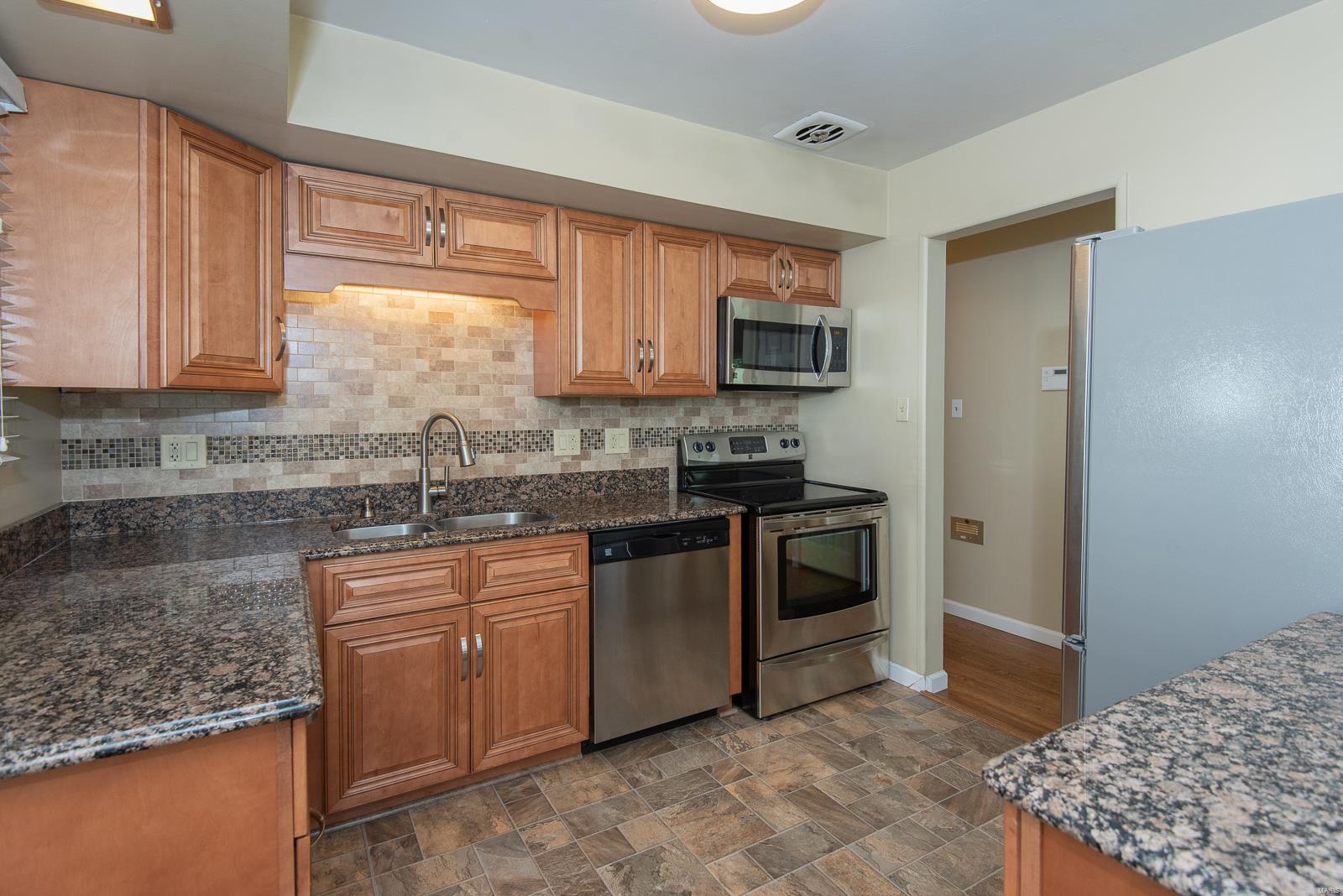 433 Ballwin Avenue Ballwin, MO 63021 - Photo 5 of 38