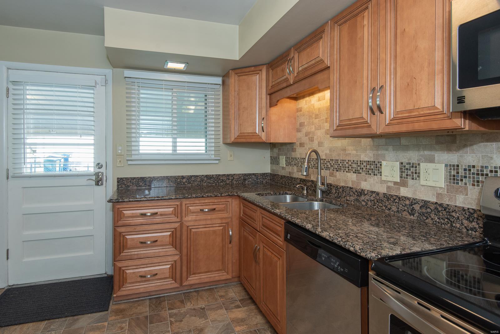 433 Ballwin Avenue Ballwin, MO 63021 - Photo 6 of 38