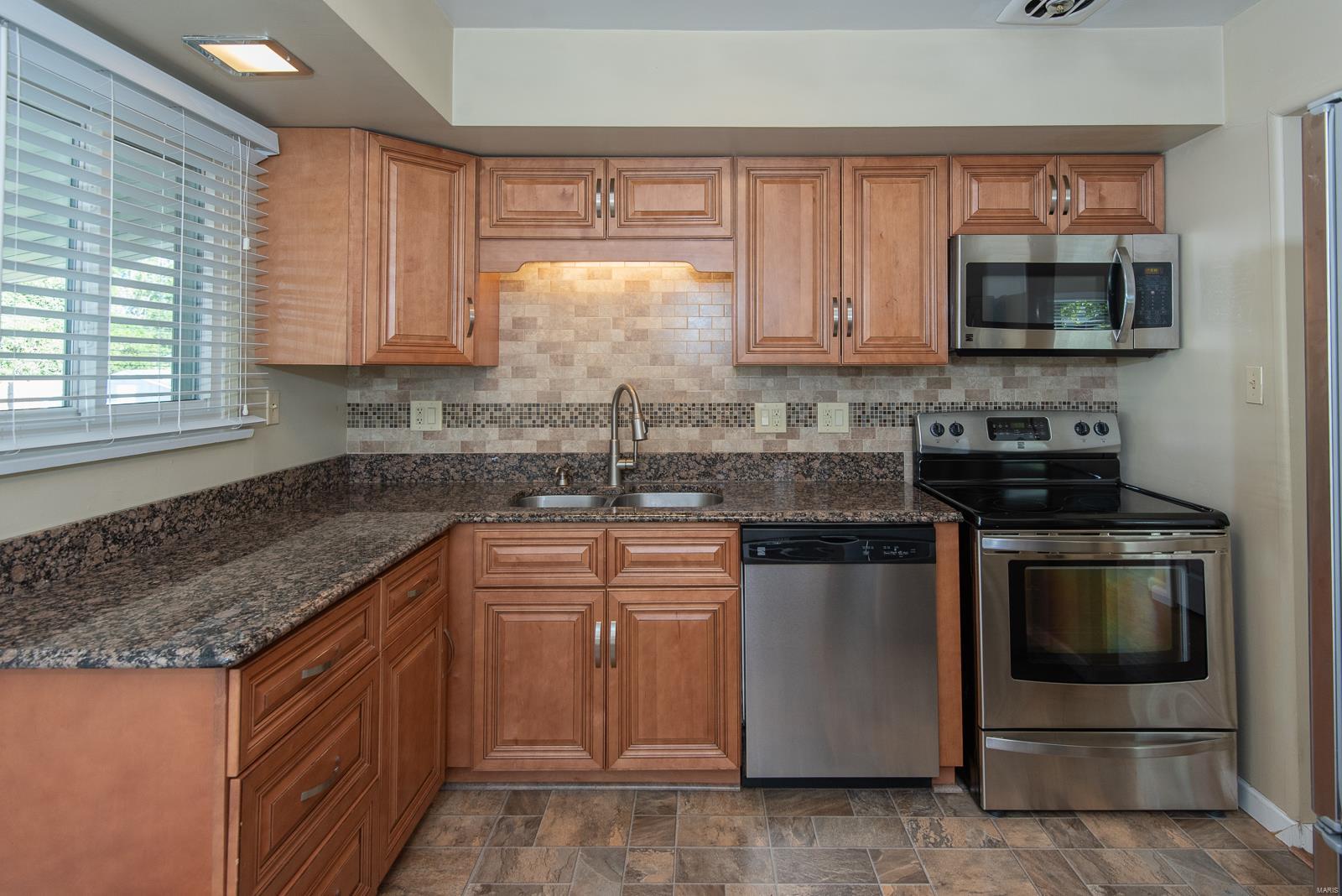 433 Ballwin Avenue Ballwin, MO 63021 - Photo 7 of 38