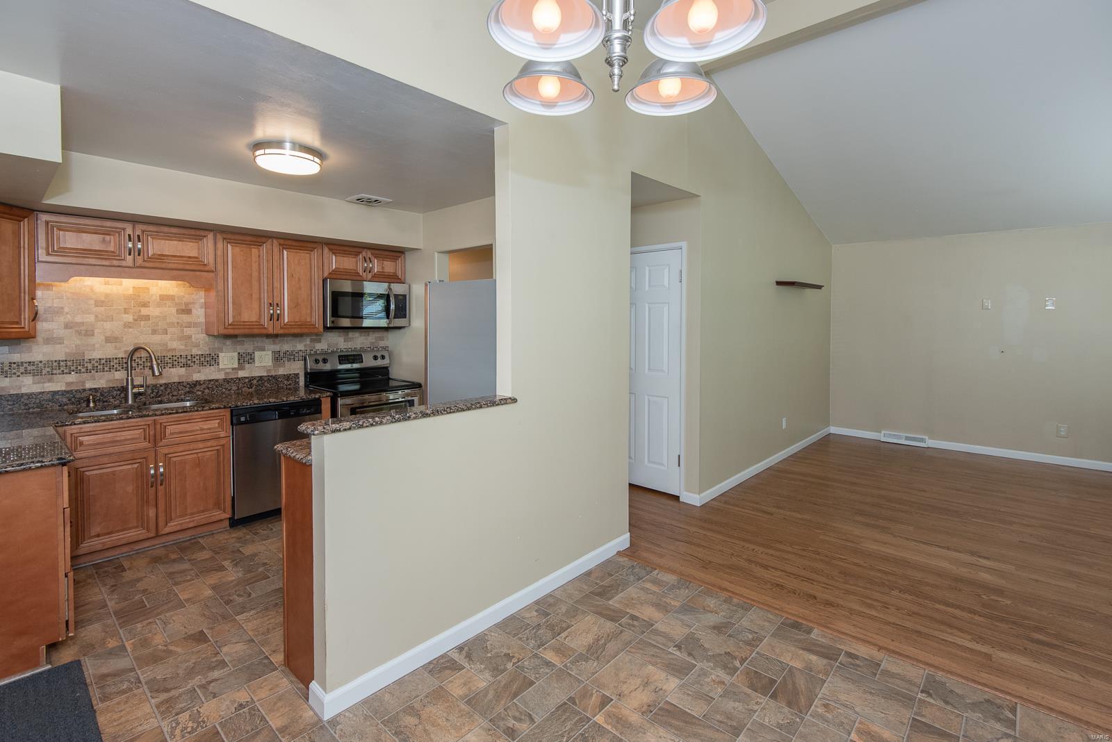 433 Ballwin Avenue Ballwin, MO 63021 - Photo 8 of 38