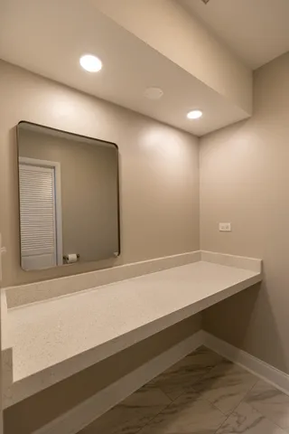 $2,950 | 5643 South Harlem Avenue, Unit 2S, Chicago, IL 60638