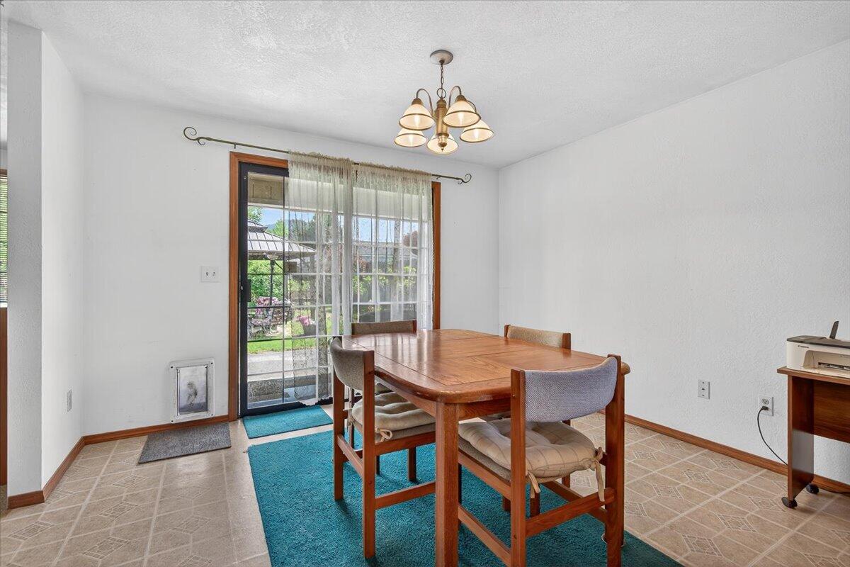 3090 Cheltenham Way Medford, OR 97504 - Photo 13 of 37 14-14