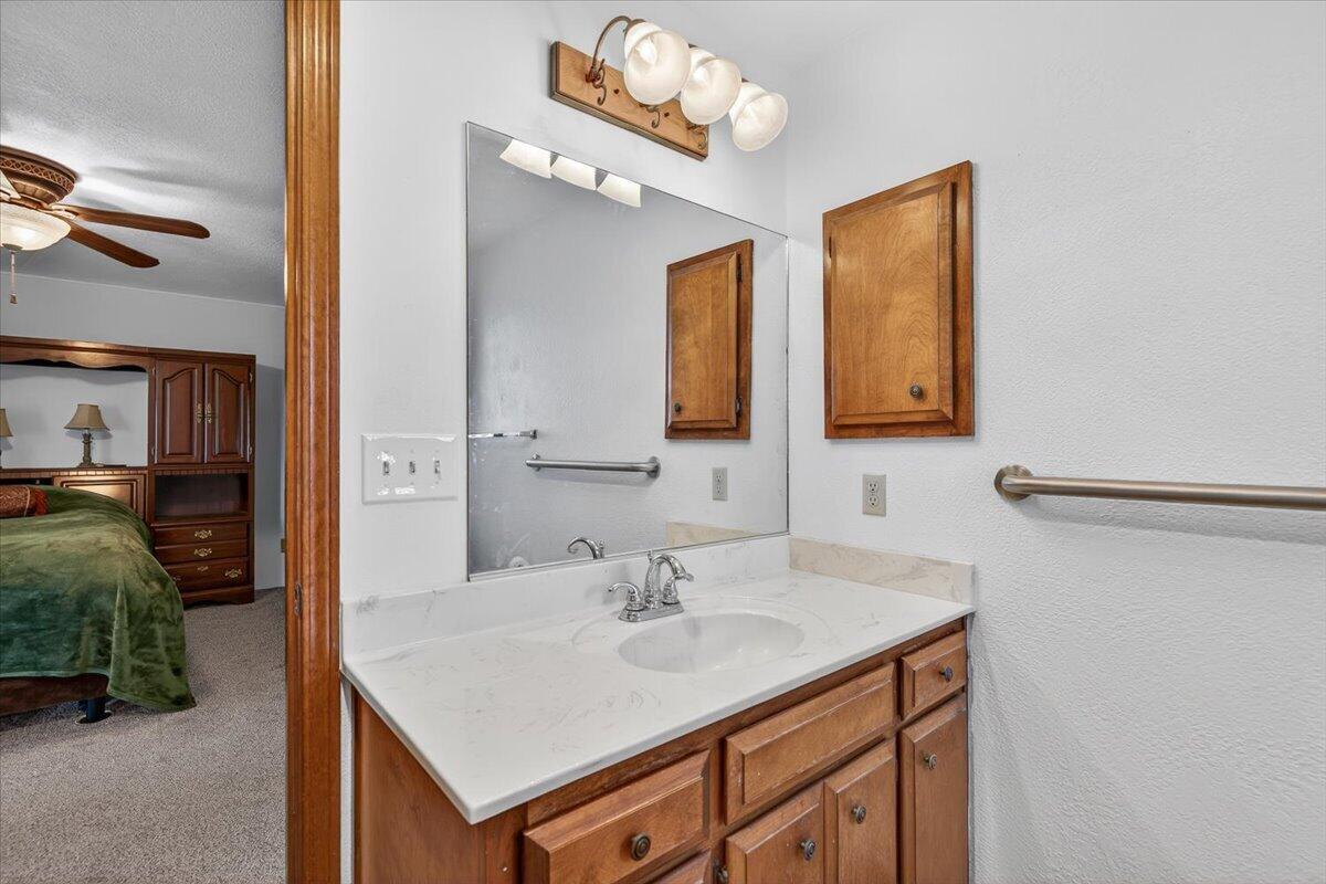 3090 Cheltenham Way Medford, OR 97504 - Photo 15 of 37 Primary Bath