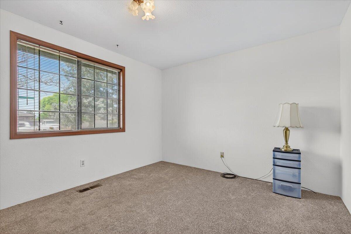 3090 Cheltenham Way Medford, OR 97504 - Photo 18 of 37 2nd Bedroom