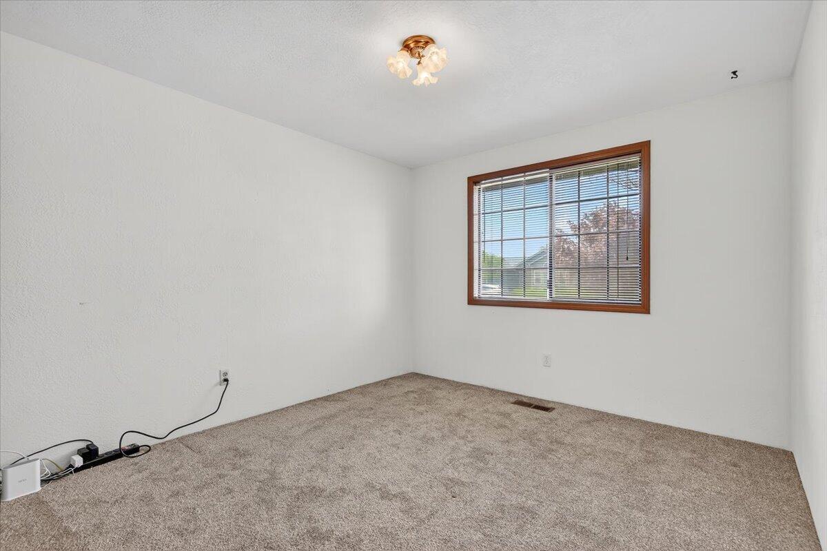 3090 Cheltenham Way Medford, OR 97504 - Photo 20 of 37 3rd Bedroom