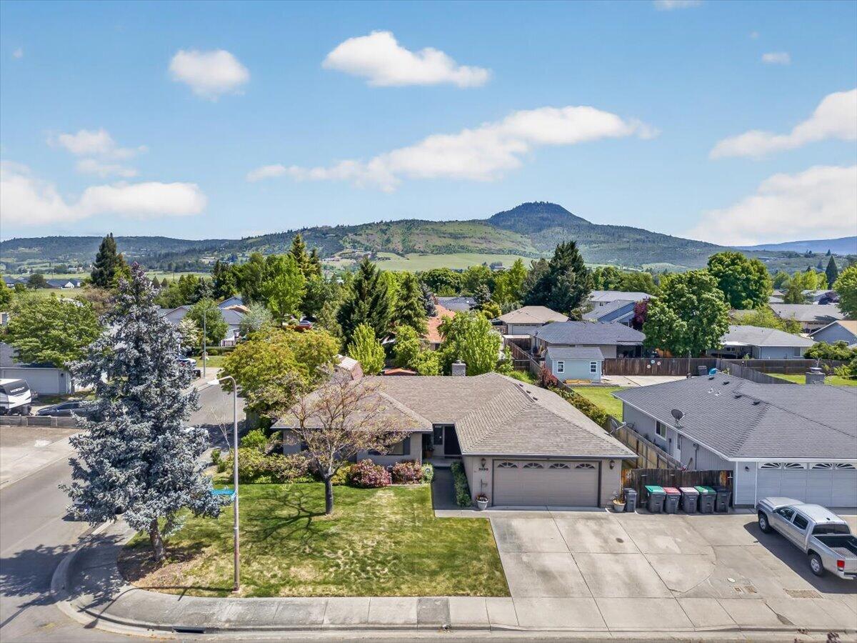 3090 Cheltenham Way Medford, OR 97504 - Photo 2 of 37 01-1