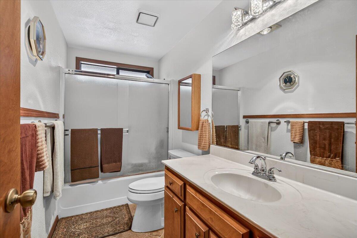 3090 Cheltenham Way Medford, OR 97504 - Photo 22 of 37 Hall Bathroom