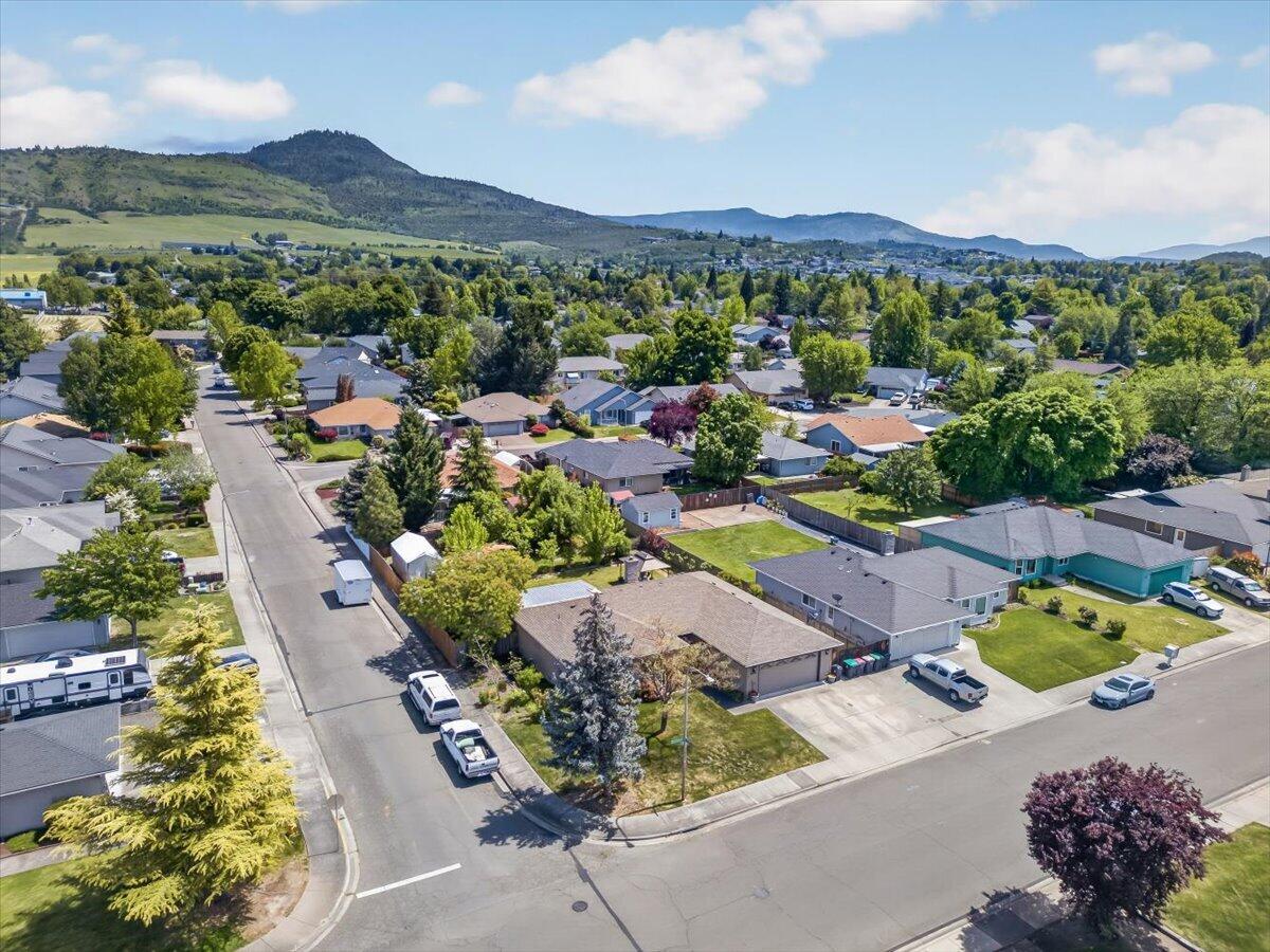 3090 Cheltenham Way Medford, OR 97504 - Photo 32 of 37 34-34