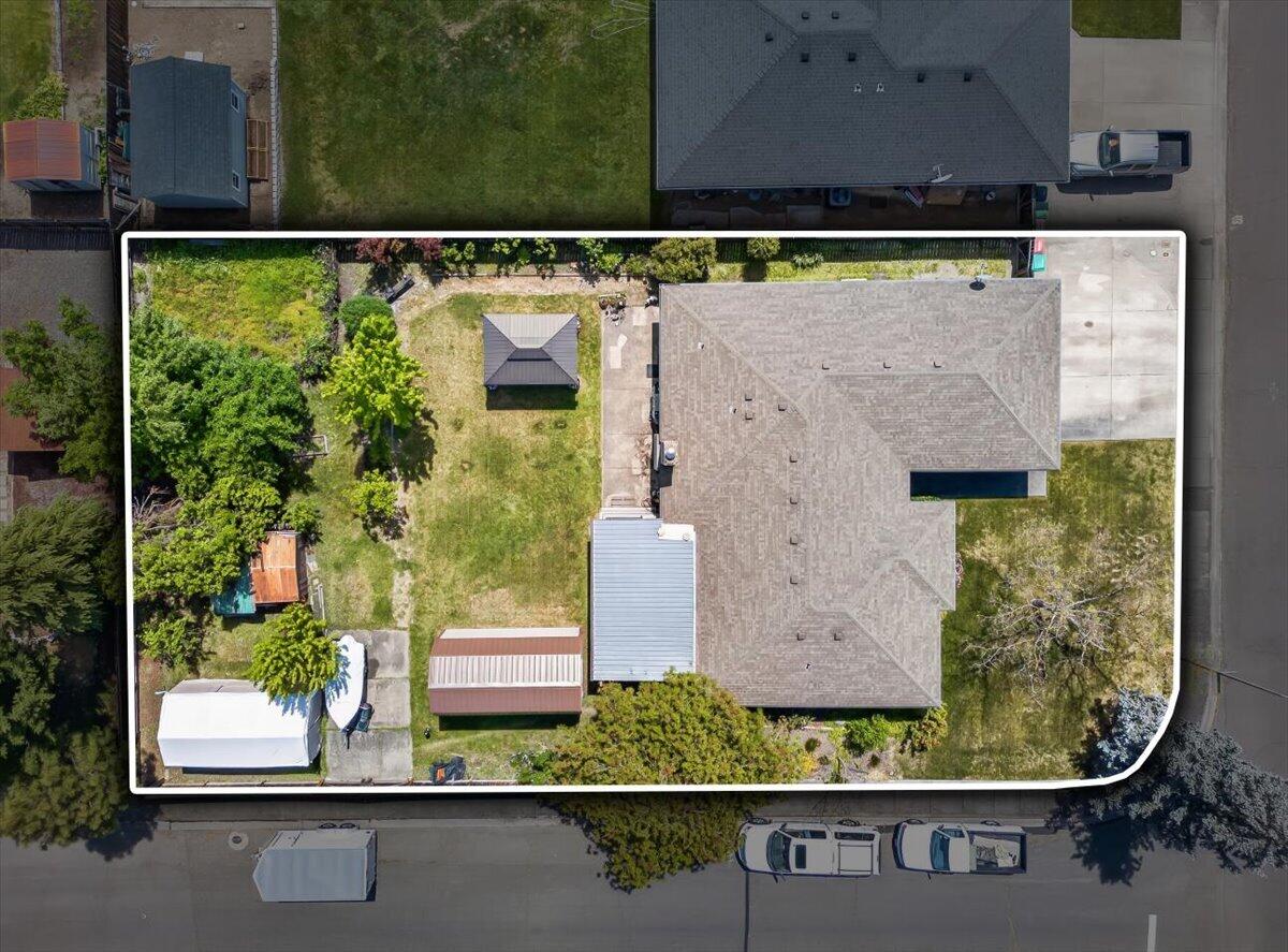 3090 Cheltenham Way Medford, OR 97504 - Photo 34 of 37 20' Tent visible in back corner