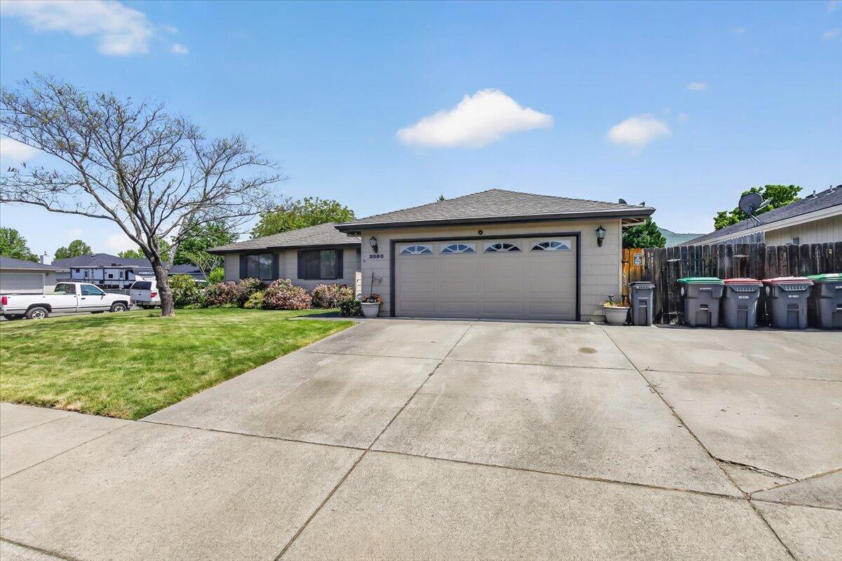 3090 Cheltenham Way Medford, OR 97504 - Photo 4 of 37 04-4