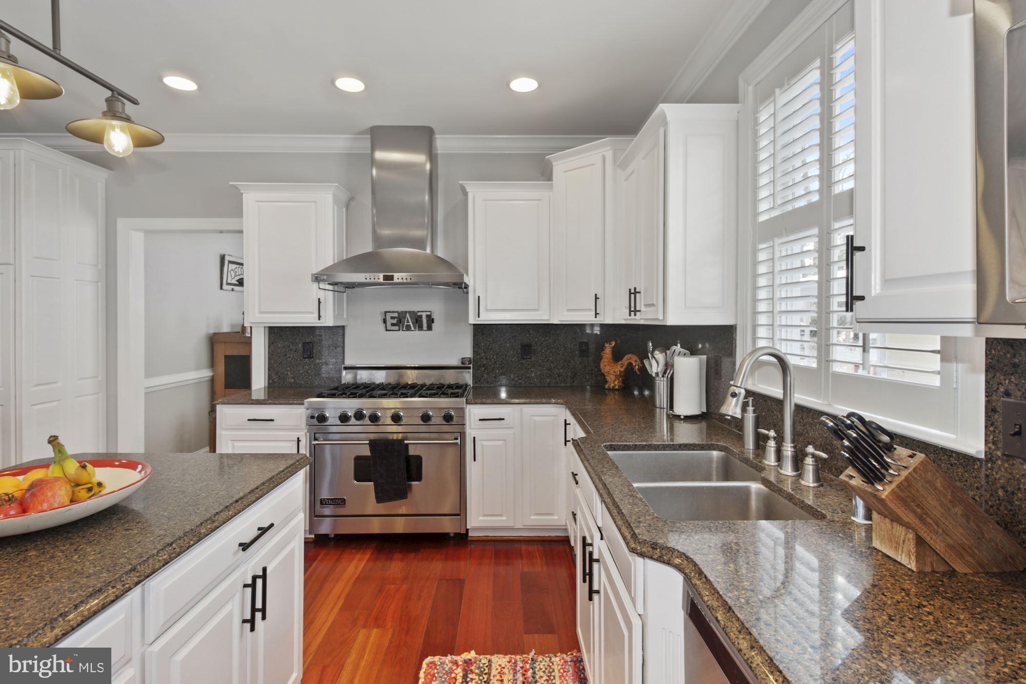 613 Old County Road Severna Park, MD 21146 - Photo 9 of 40 Viking 6-burner gas range