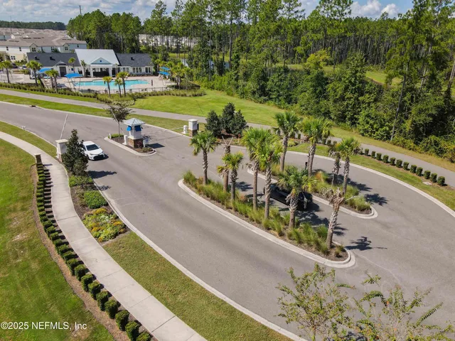 a view of a back yard