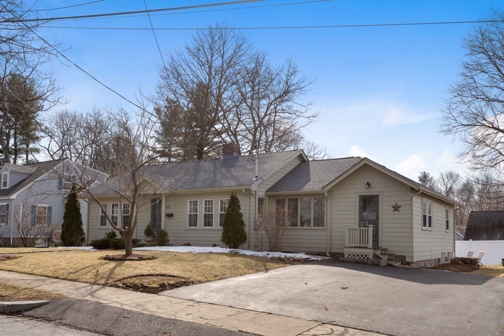 13 Lawrence Road Reading, MA 01867 - Photo 3 of 38 Gallery Image 3