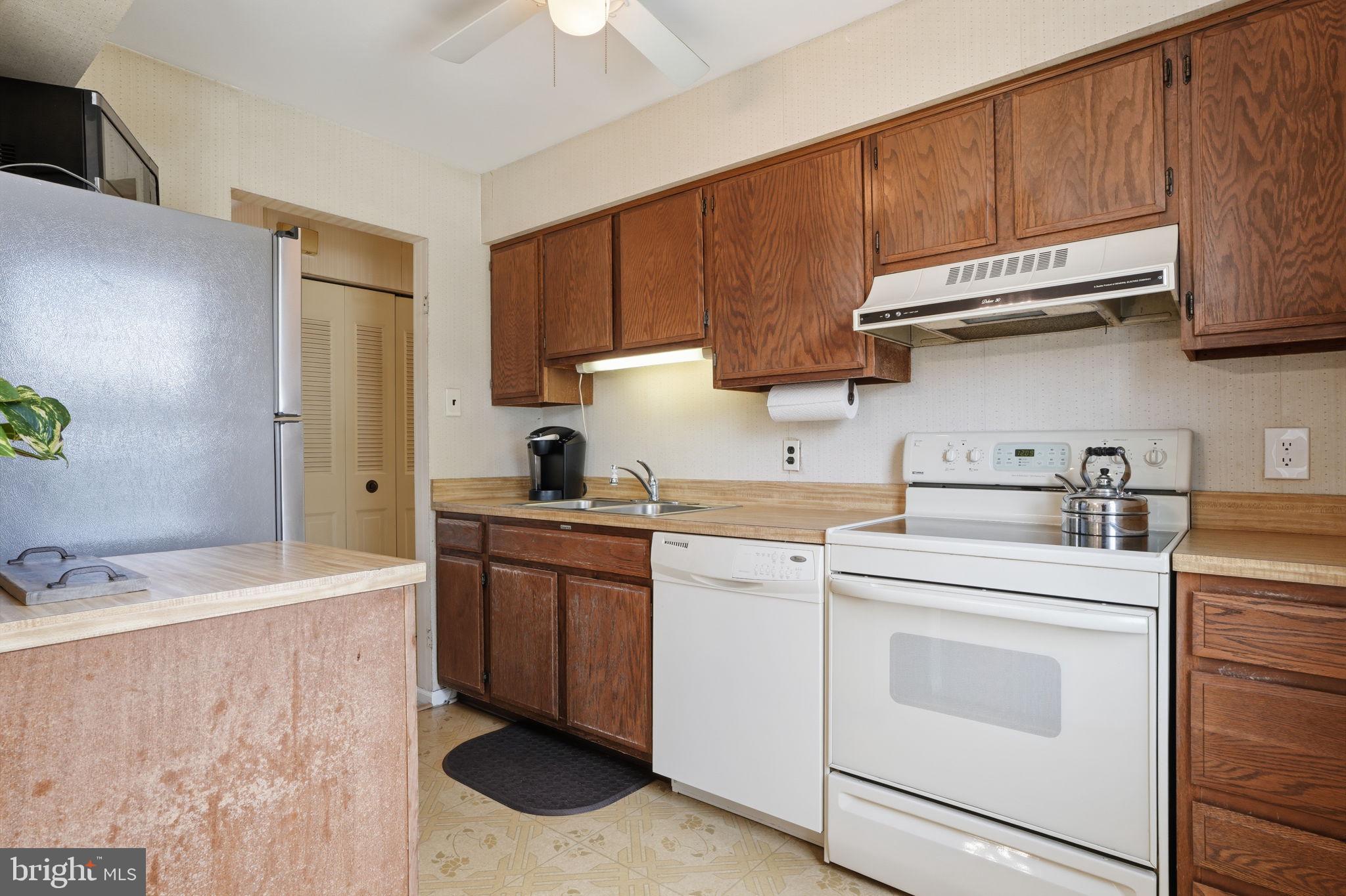 618 South Oxford Valley Road Fairless Hills, PA 19030 - Photo 11 of 36