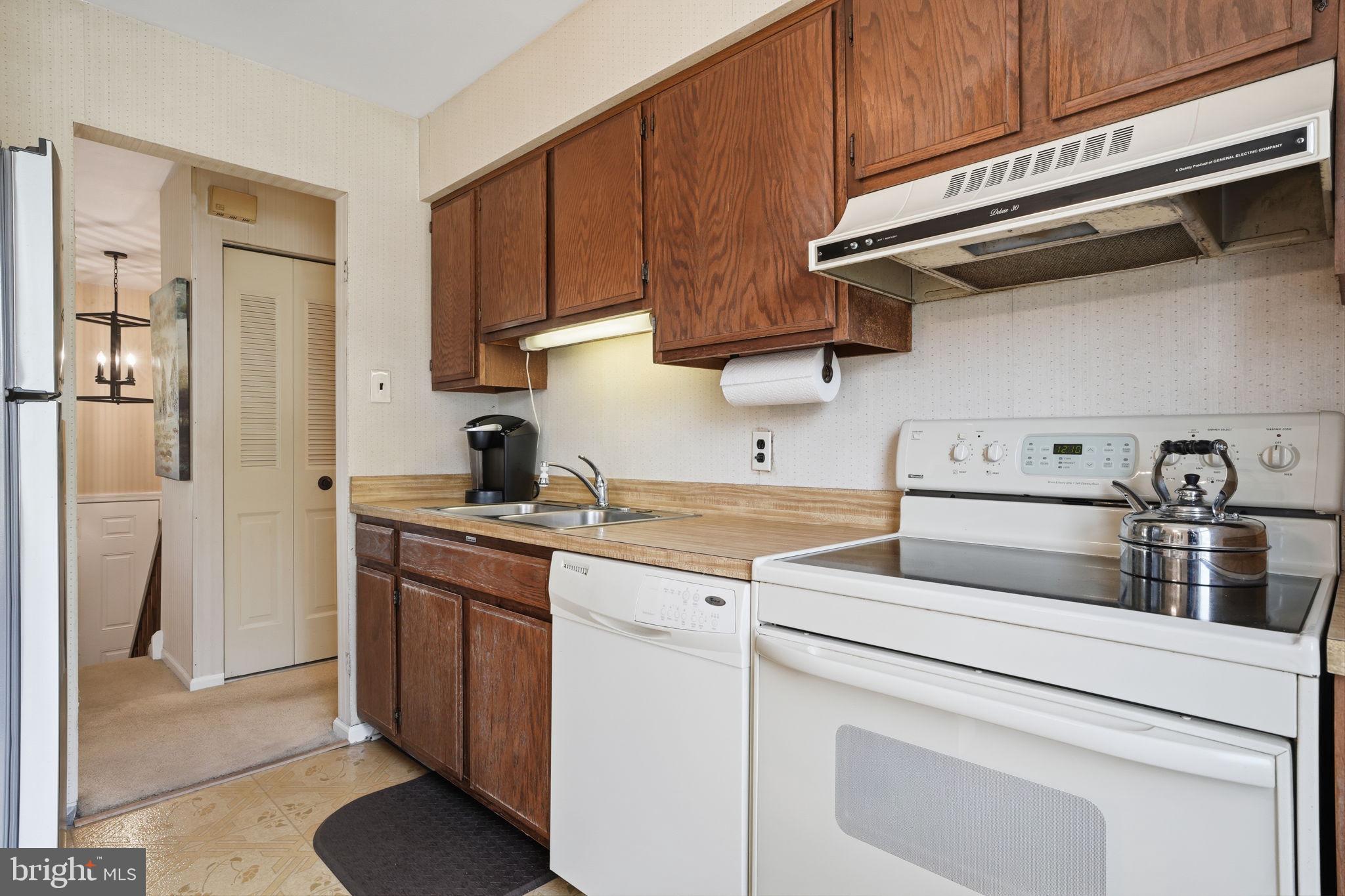 618 South Oxford Valley Road Fairless Hills, PA 19030 - Photo 12 of 36