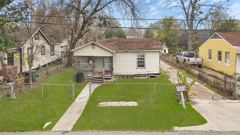 a view of a house with a big yard