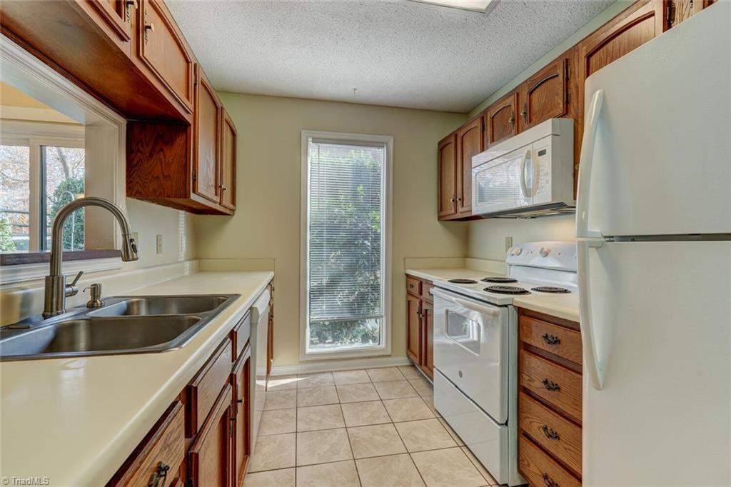 23 Cedar Creek Jamestown, NC 27282 - Photo 7 of 22 Kitchen