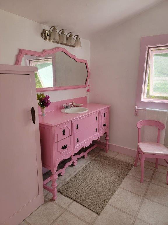 1585 Rockydale Road Cave Junction, OR 97523 - Photo 14 of 33 Upstairs bathroom