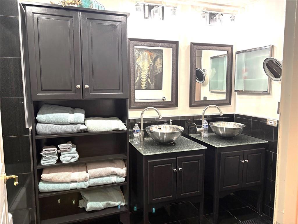 75 14th Street Northeast, Unit 3340 Atlanta, GA 30309 - Photo 14 of 24 a bathroom with a sink and a mirror