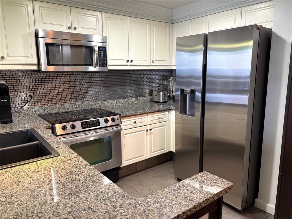 75 14th Street Northeast, Unit 3340 Atlanta, GA 30309 - Photo 4 of 24 a kitchen with a refrigerator stove and microwave