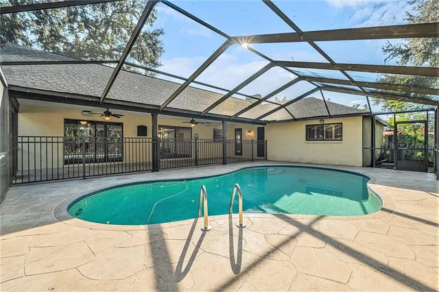 a view of a backyard