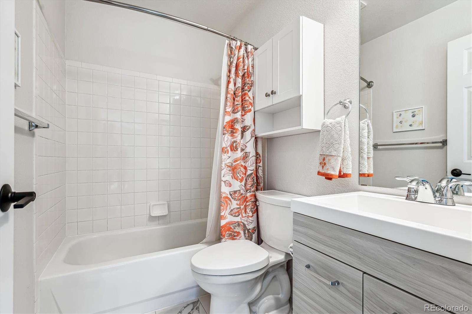 9662 Rockhampton Way Highlands Ranch, CO 80130 - Photo 26 of 37 a bathroom with a sink a toilet and a bathtub
