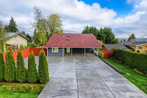 a view of a yard in front of house