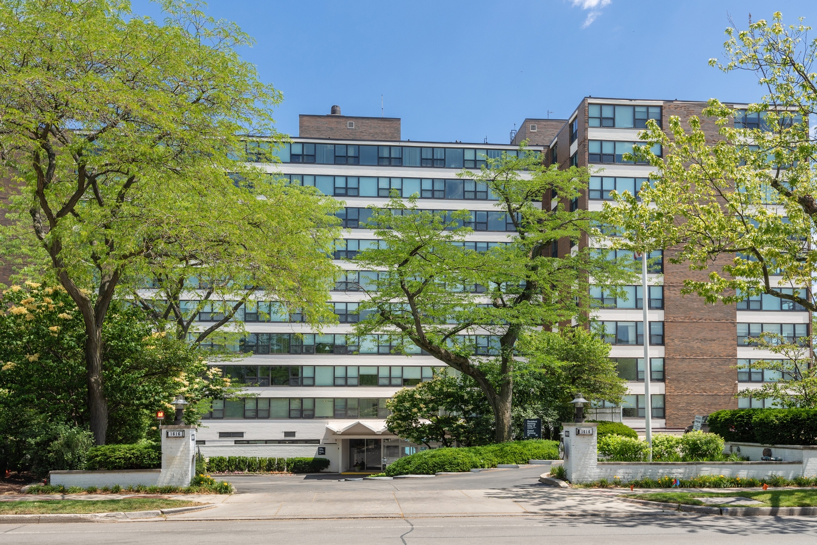 1616 Sheridan Road, Unit 5H Wilmette, IL 60091 - Photo 1 of 26 a front view of a building