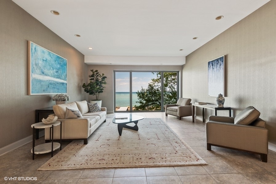 1616 Sheridan Road, Unit 5H Wilmette, IL 60091 - Photo 2 of 26 a living room with furniture and a large window