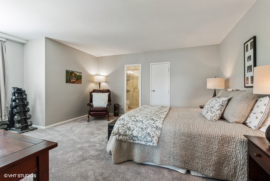 1616 Sheridan Road, Unit 5H Wilmette, IL 60091 - Photo 13 of 26 a bedroom with a bed and window