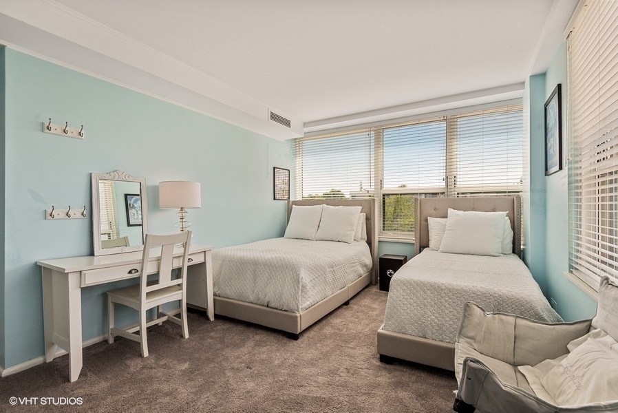 1616 Sheridan Road, Unit 5H Wilmette, IL 60091 - Photo 16 of 26 a bedroom with two beds and a table