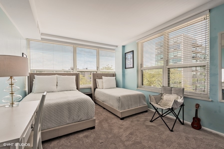 1616 Sheridan Road, Unit 5H Wilmette, IL 60091 - Photo 17 of 26 a bedroom with two beds and a large window